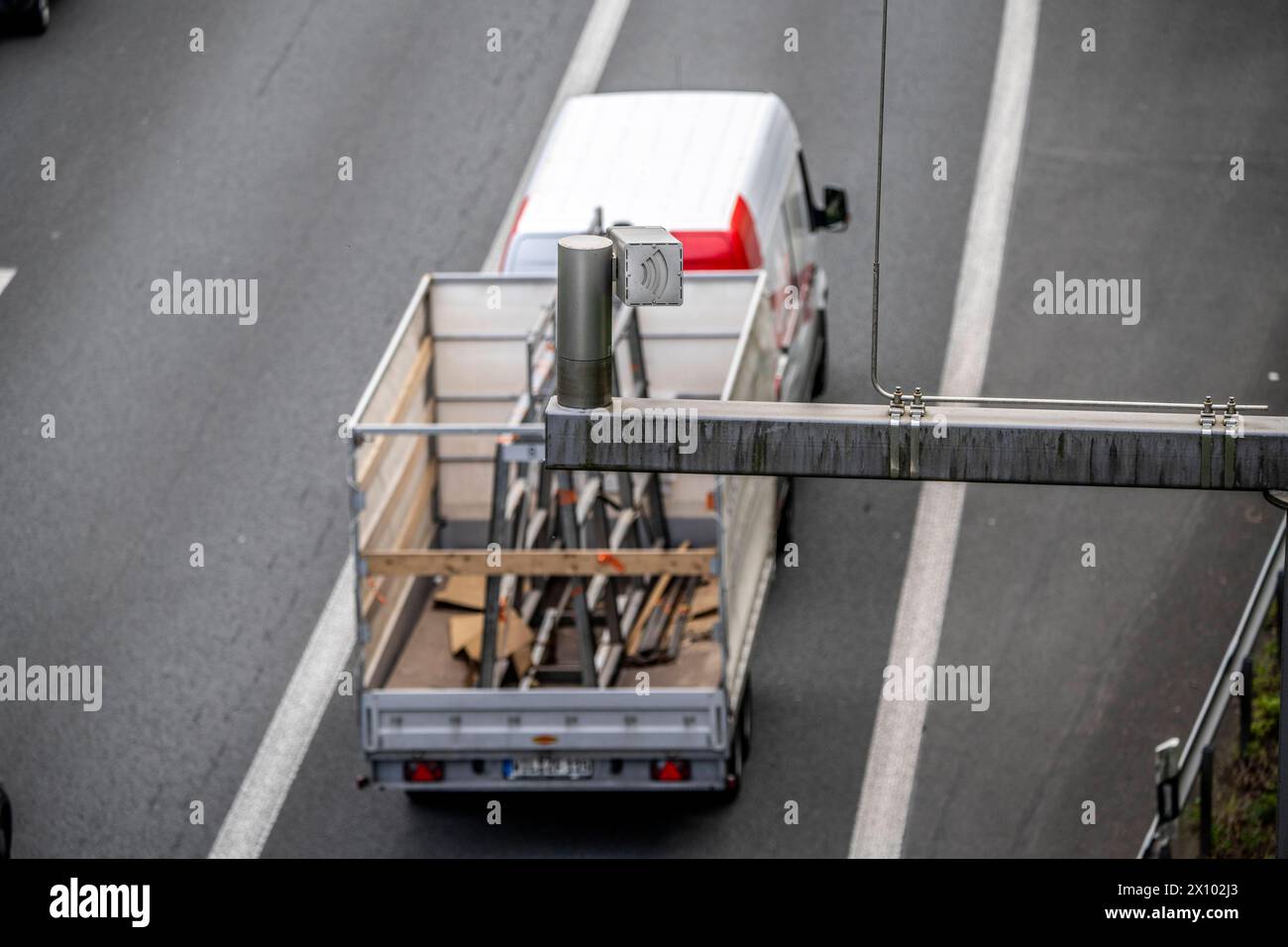 Verkehrskamera an der Autobahn A3, Verkehr auf 8 Spuren, überwacht den Verkehr auf dem temporär freigegebenen Standstreifen, bei Erkrath, NRW, Deutschland Autobahn A3 *** Traffic camera on the A3 highway, traffic on 8 lanes, monitors traffic on the temporarily open hard shoulder, near Erkrath, NRW, Germany A3 highway Stock Photo