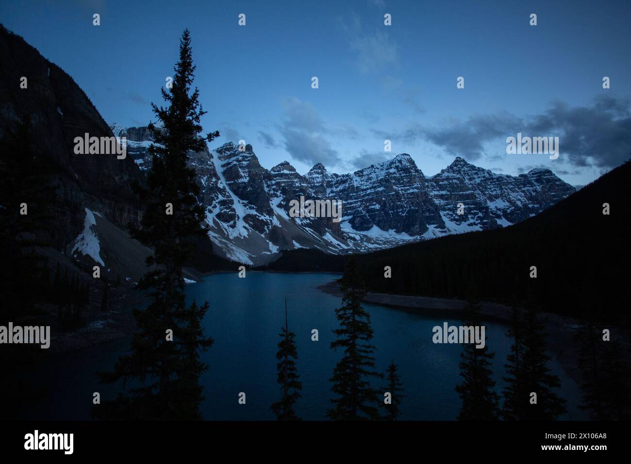 Early autumn morning at Moraine Lake and Valley of the Ten Peaks in ...