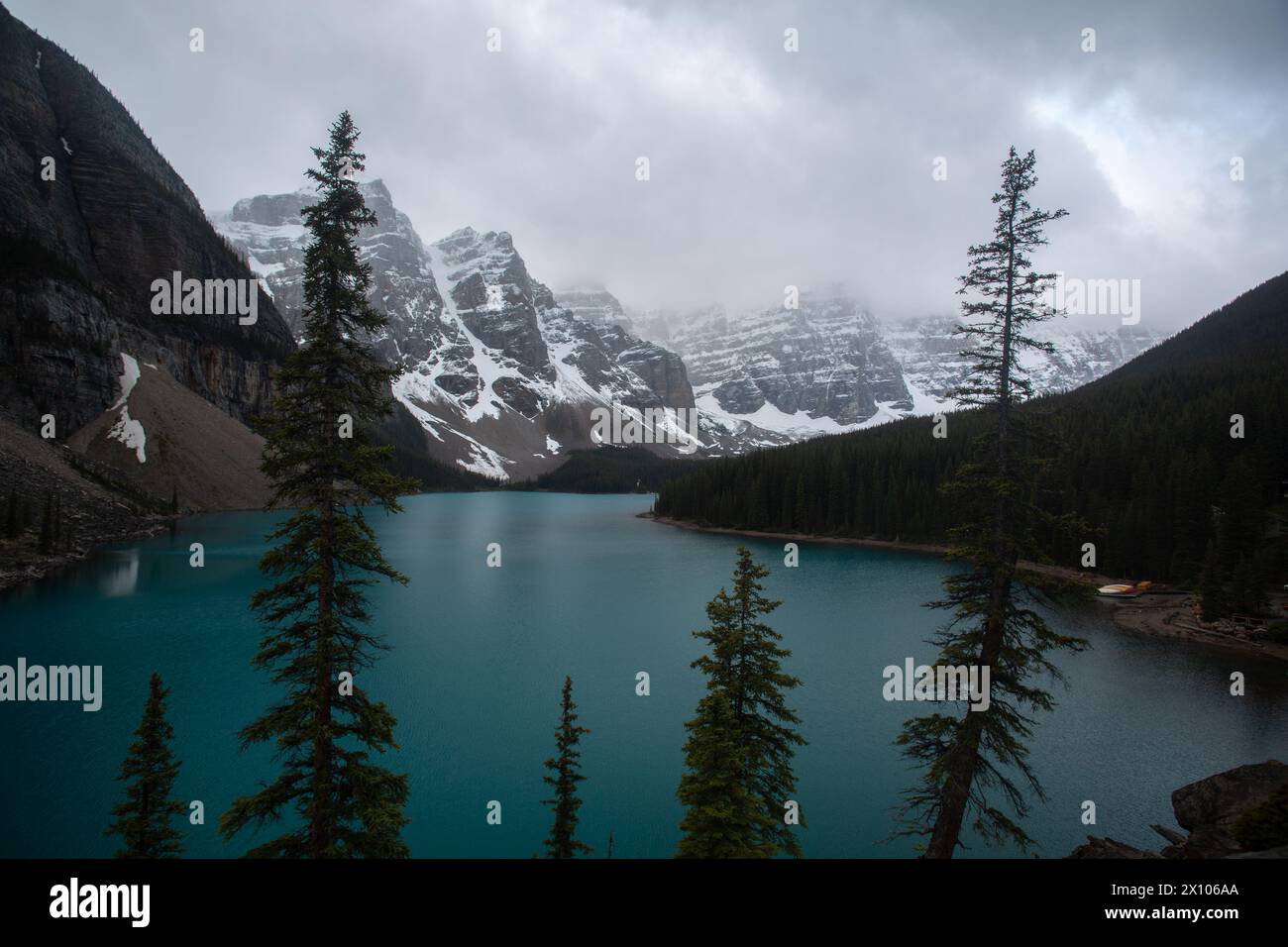 Early autumn morning at Moraine Lake and Valley of the Ten Peaks in ...