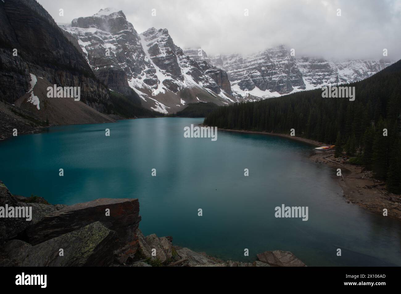 Early autumn morning at Moraine Lake and Valley of the Ten Peaks in ...