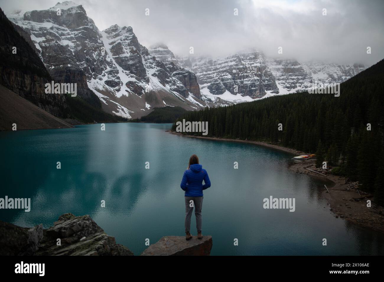 Early autumn morning at Moraine Lake and Valley of the Ten Peaks in ...