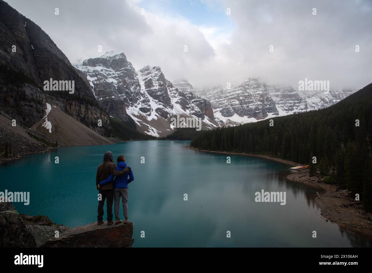 Early autumn morning at Moraine Lake and Valley of the Ten Peaks in ...