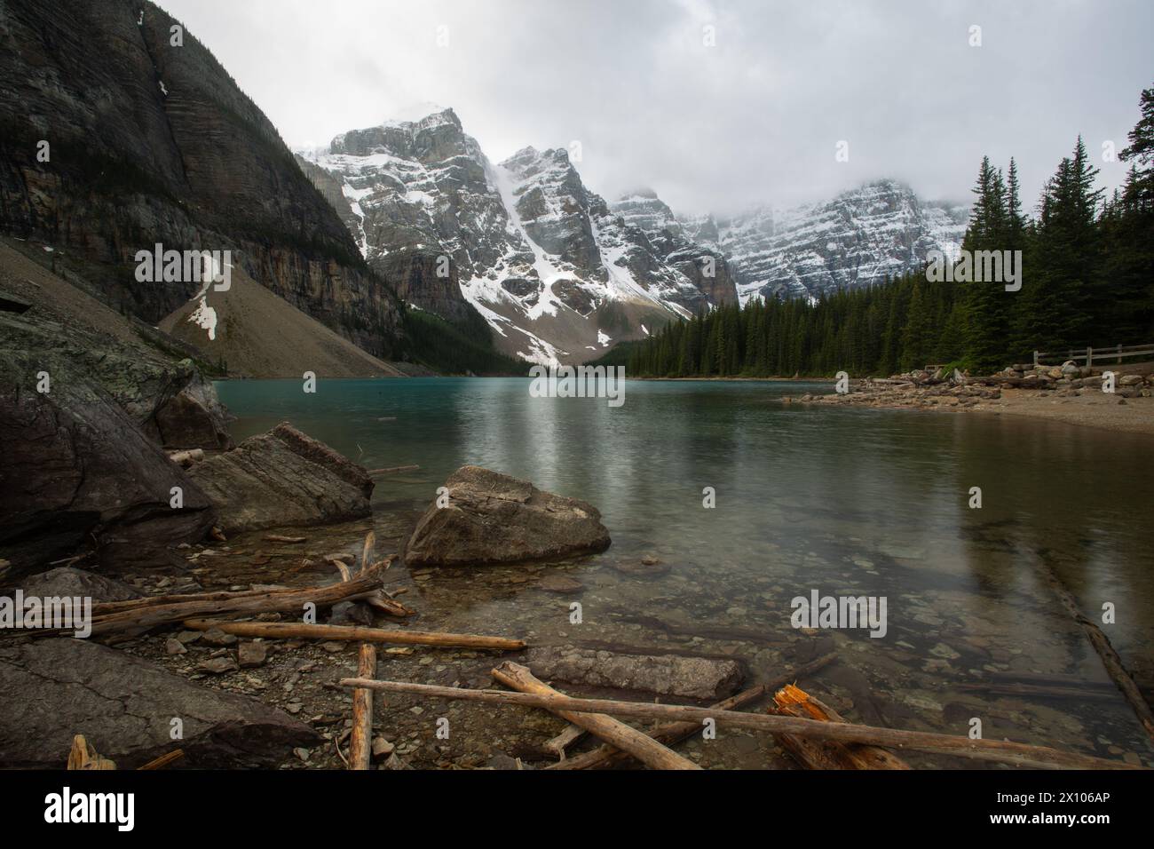 Early autumn morning at Moraine Lake and Valley of the Ten Peaks in ...