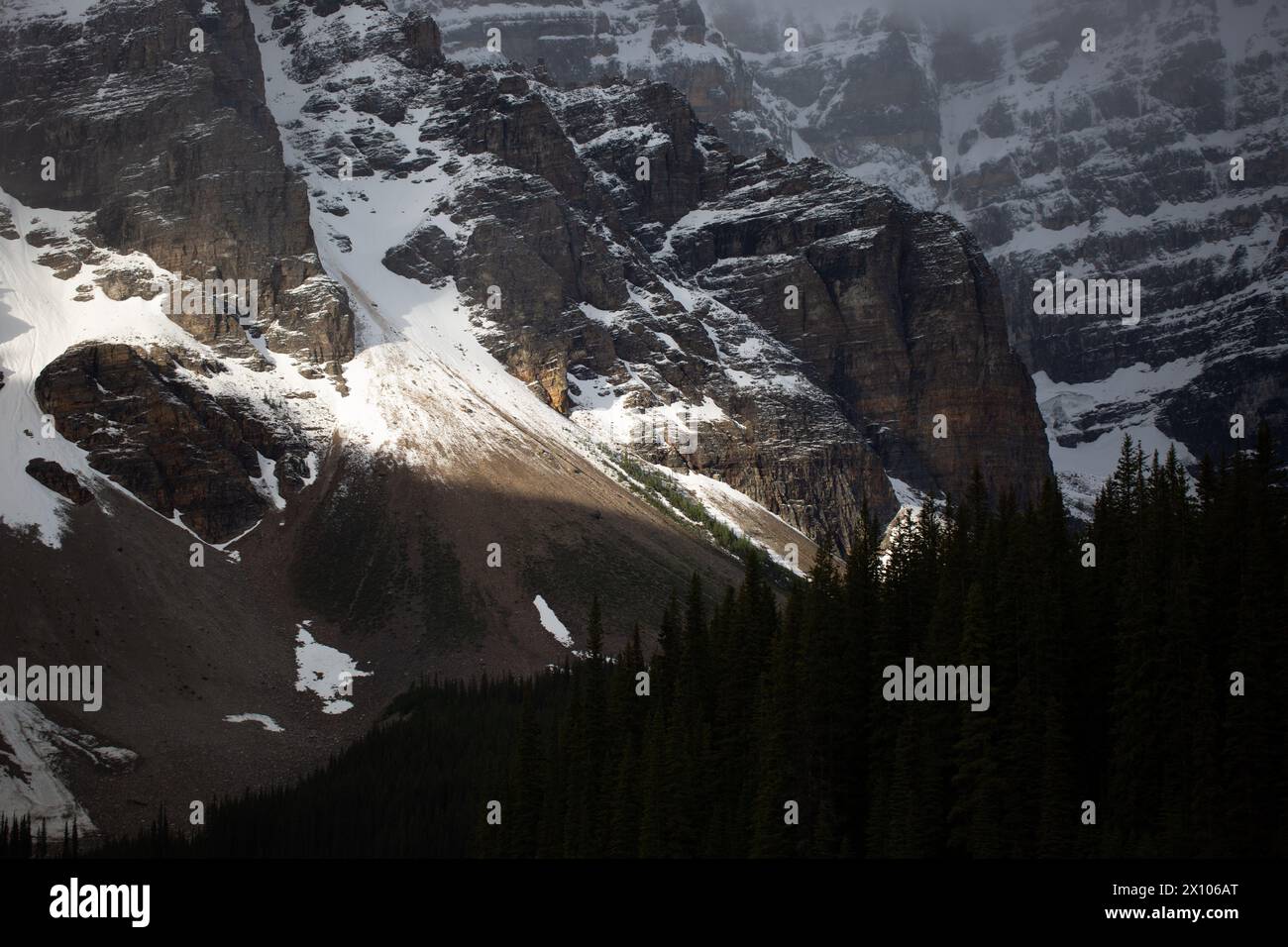 Early autumn morning at Moraine Lake and Valley of the Ten Peaks in ...