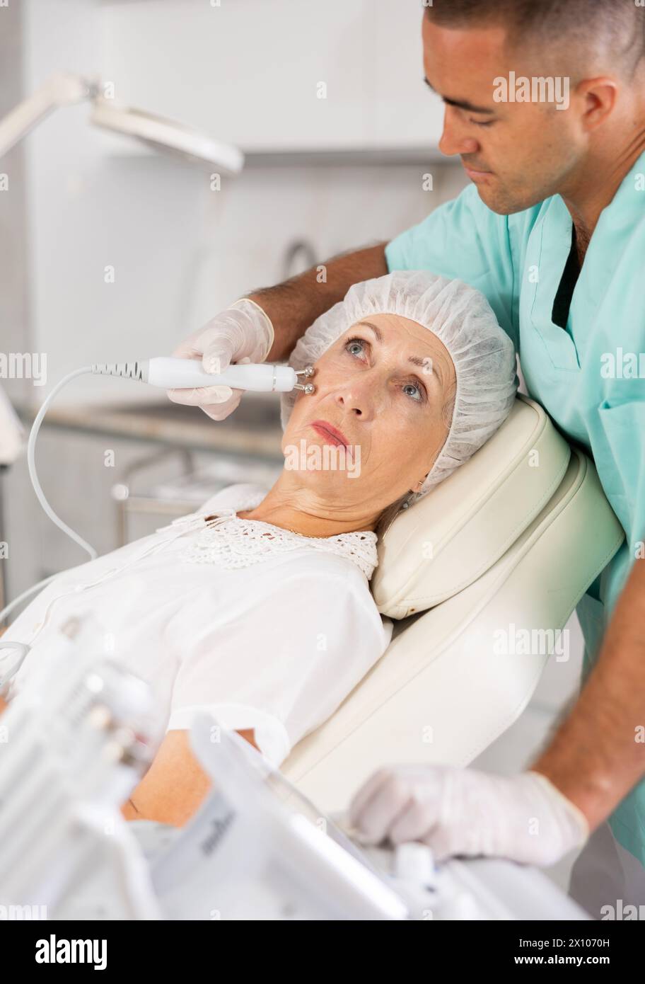 Shrink pores hi-res stock photography and images - Alamy