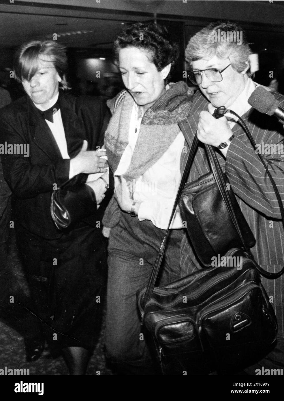 MONICA HALL IS HURRIED OUT OF HEATHROW AIRPORT BY FRIENDS AFTER HER RELEASE FROM A SAUDI JAIL, MAY 1989 PIC MIKE WALKER 1989 Stock Photo