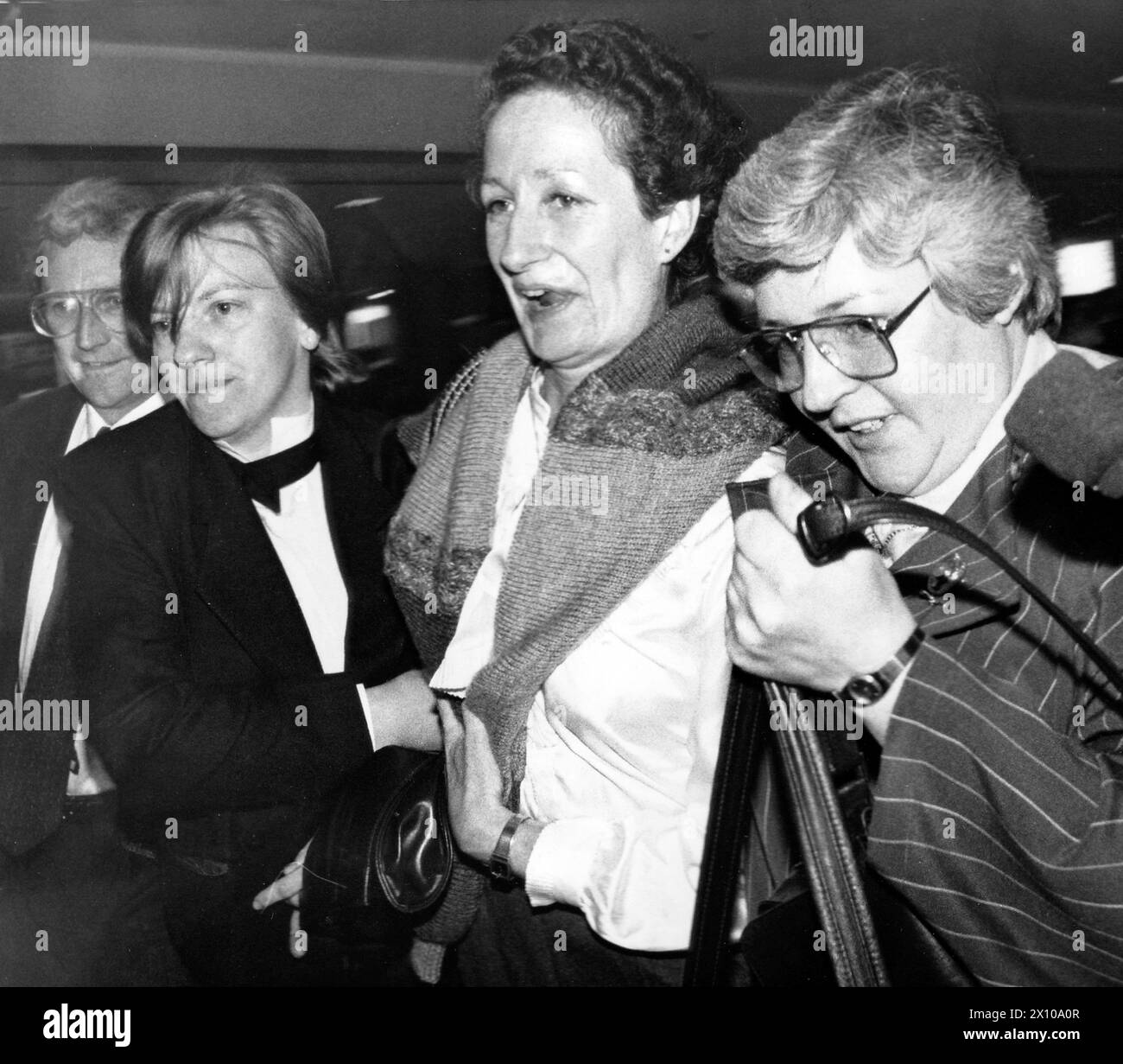 MONICA HALL IS HURRIED OUT OF HEATHROW AIRPORT BY FRIENDS AFTER HER RELEASE FROM A SAUDI JAIL, MAY 1989 PIC MIKE WALKER 1989 Stock Photo