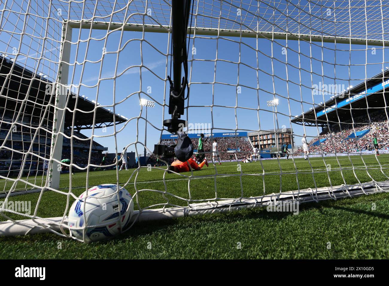 Andrea Pinamonti (Sassuolo)Marco Sportiello (Milan) he scored the third goal for his team during the Italian 'Serie A' match between Sassuolo 3-3 Milan at Mapei Stadium on April 14, 2024 in Reggio Emilia, Italy. Credit: Maurizio Borsari/AFLO/Alamy Live News Stock Photo