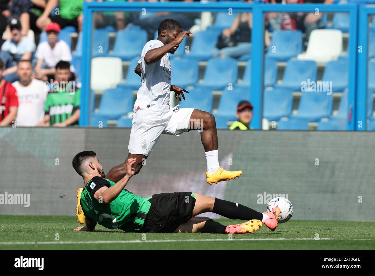 Yunus Musah (Milan)Martin Erlic (Sassuolo) during the Italian 'Serie A' match between Sassuolo 3-3 Milan at Mapei Stadium on April 14, 2024 in Reggio Emilia, Italy. Credit: Maurizio Borsari/AFLO/Alamy Live News Stock Photo