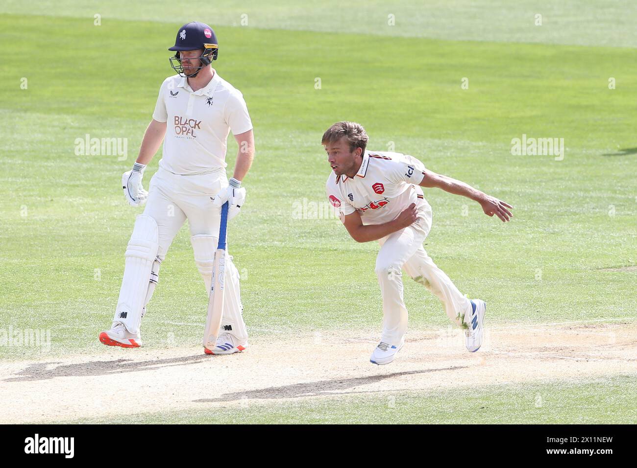 Aaron Beard in bowling action for Essex during Essex CCC vs Kent CCC, Vitality County Championship Division 1 Cricket at The Cloud County Ground on 14 Stock Photo