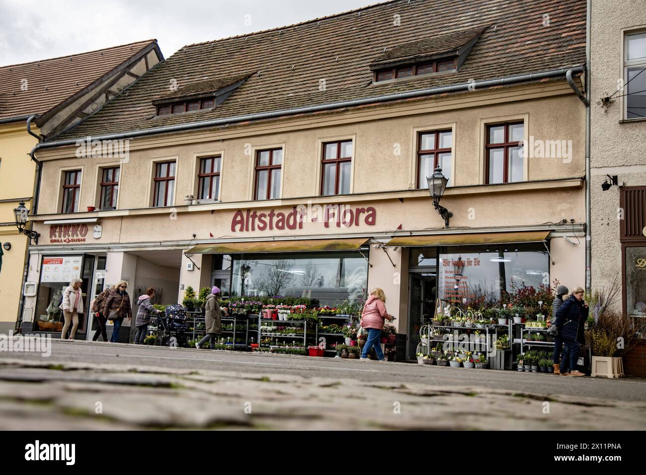 Menschen beim Blumenladen am Schlossplatz Alltag in Köpenick, Berlin