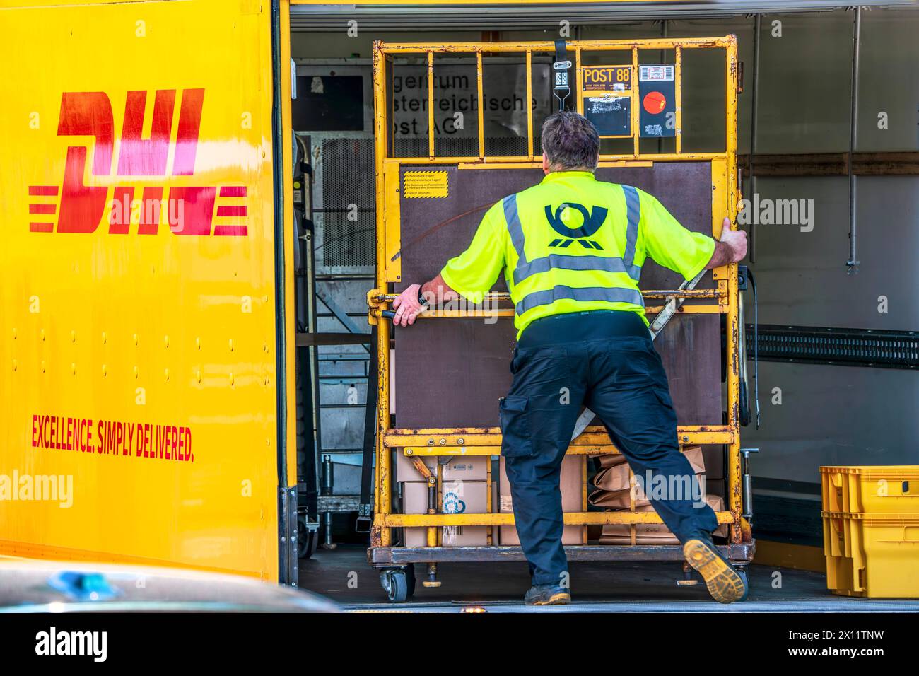 DHL Paketdienst, Paketzusteller liefert Pakete aus, Bayern, April 2024 Deutschland, April 2024