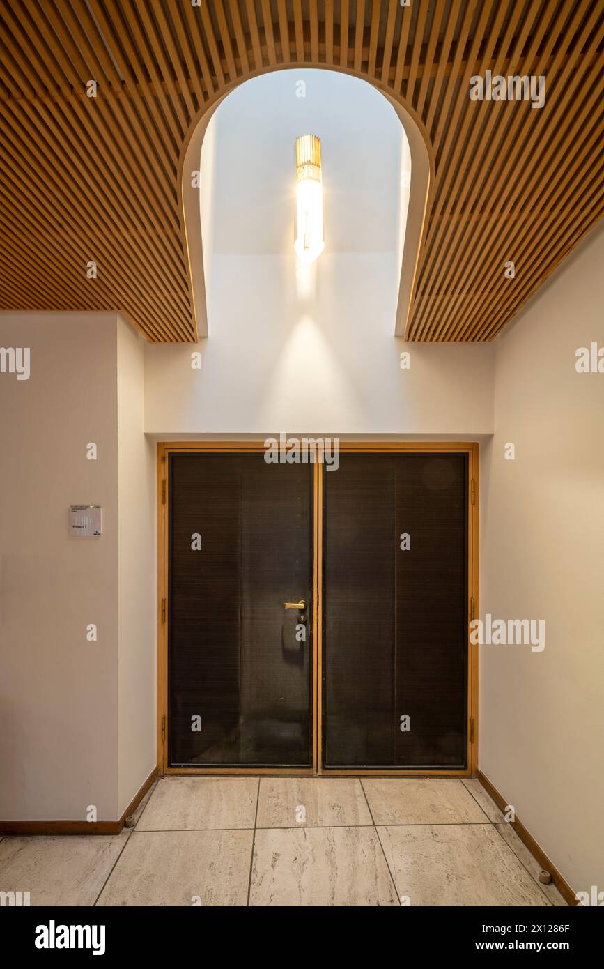Wolfsburg, Alvar-Aalto-Kulturhaus, 1958-1962 von Alvar Aalto erbaut, Oberes Foyer, Türe mit Lichtkuppel und Lampe  (komplette Ausstattung von Alvar Aa Stock Photo