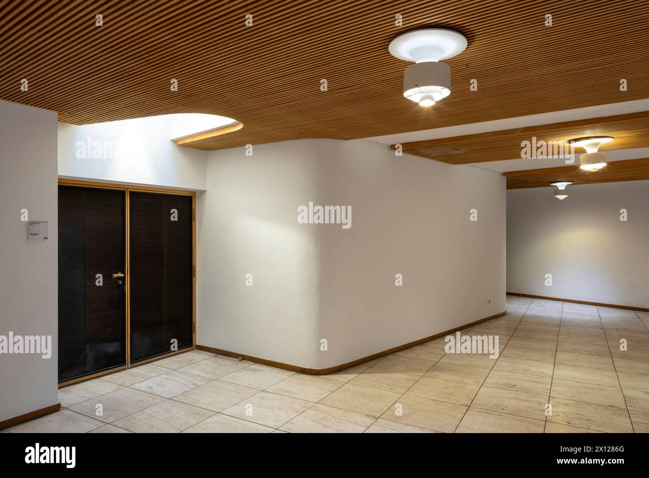 Wolfsburg, Alvar-Aalto-Kulturhaus, 1958-1962 von Alvar Aalto erbaut, Oberes Foyer, Türe mit Lichtkuppel und Lampen (komplette Ausstattung von Alvar Aa Stock Photo