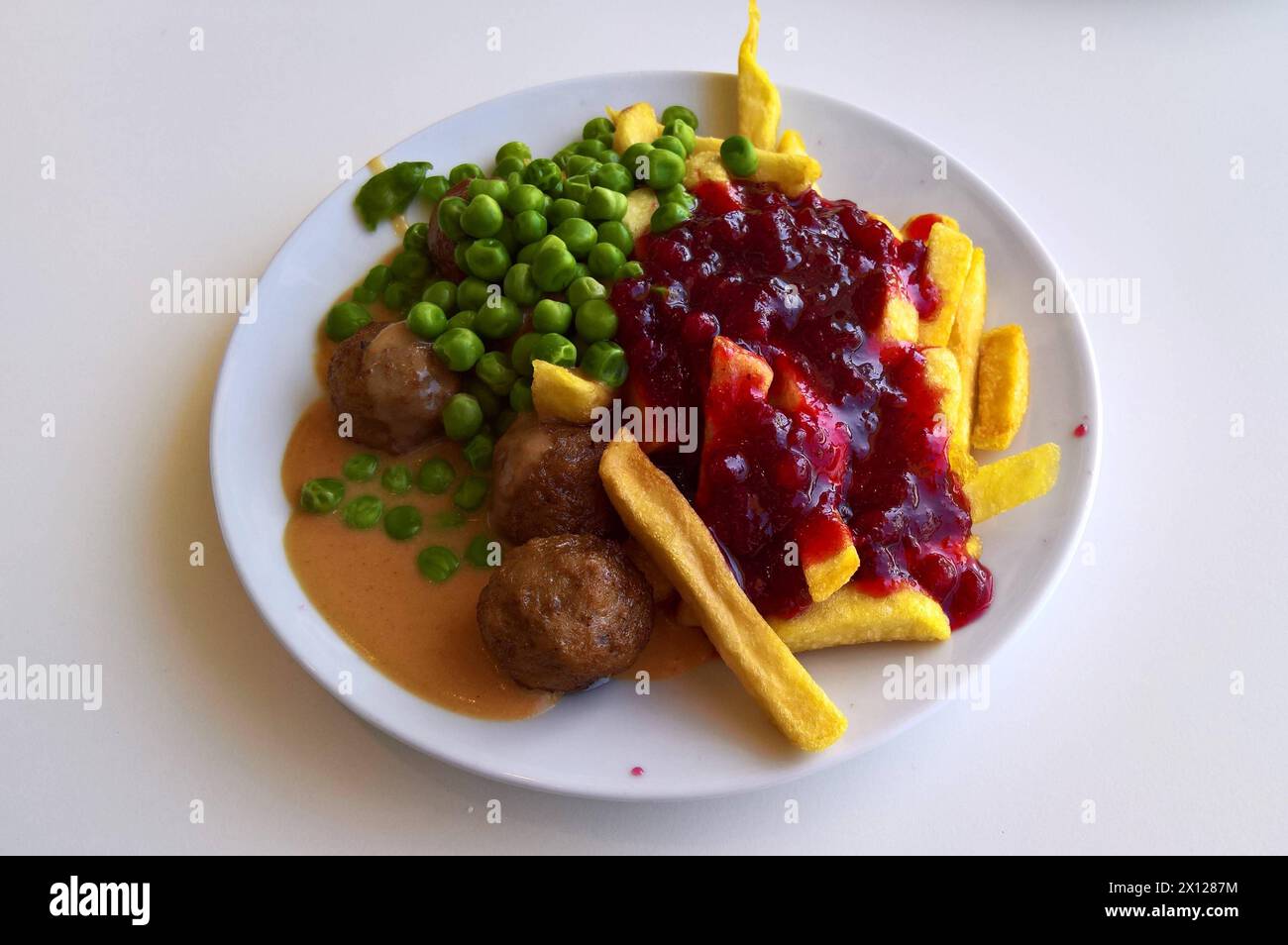 Ikea Food Restaurant, Köttbullar Fleischbällchen mit Pommes und Erbsen ...