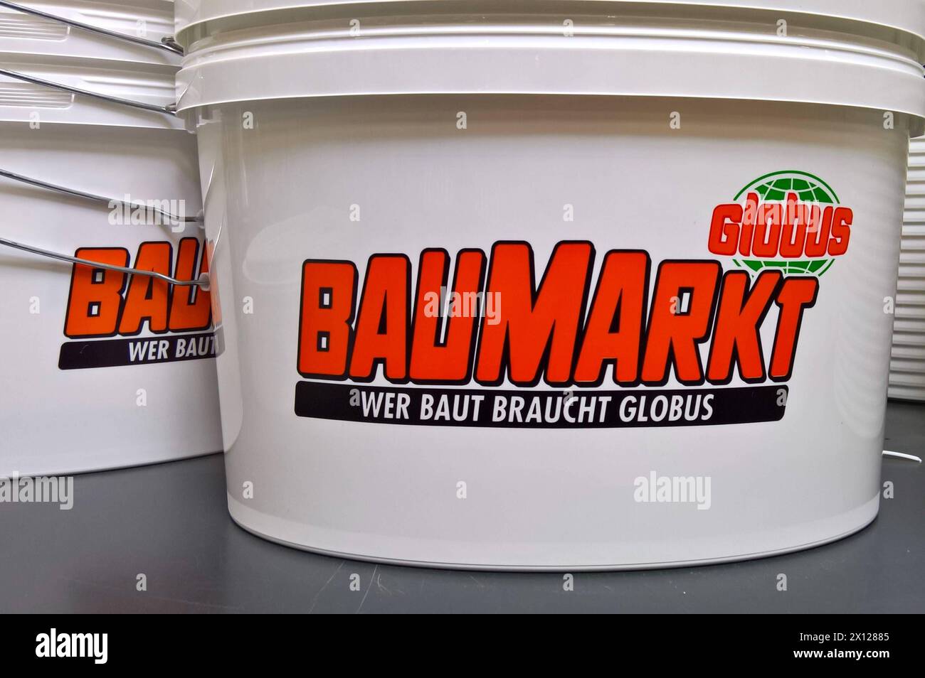 Globus Baumarkt, 25 Liter Eimer *** Globus Baumarkt, 25 liter bucket Stock  Photo - Alamy