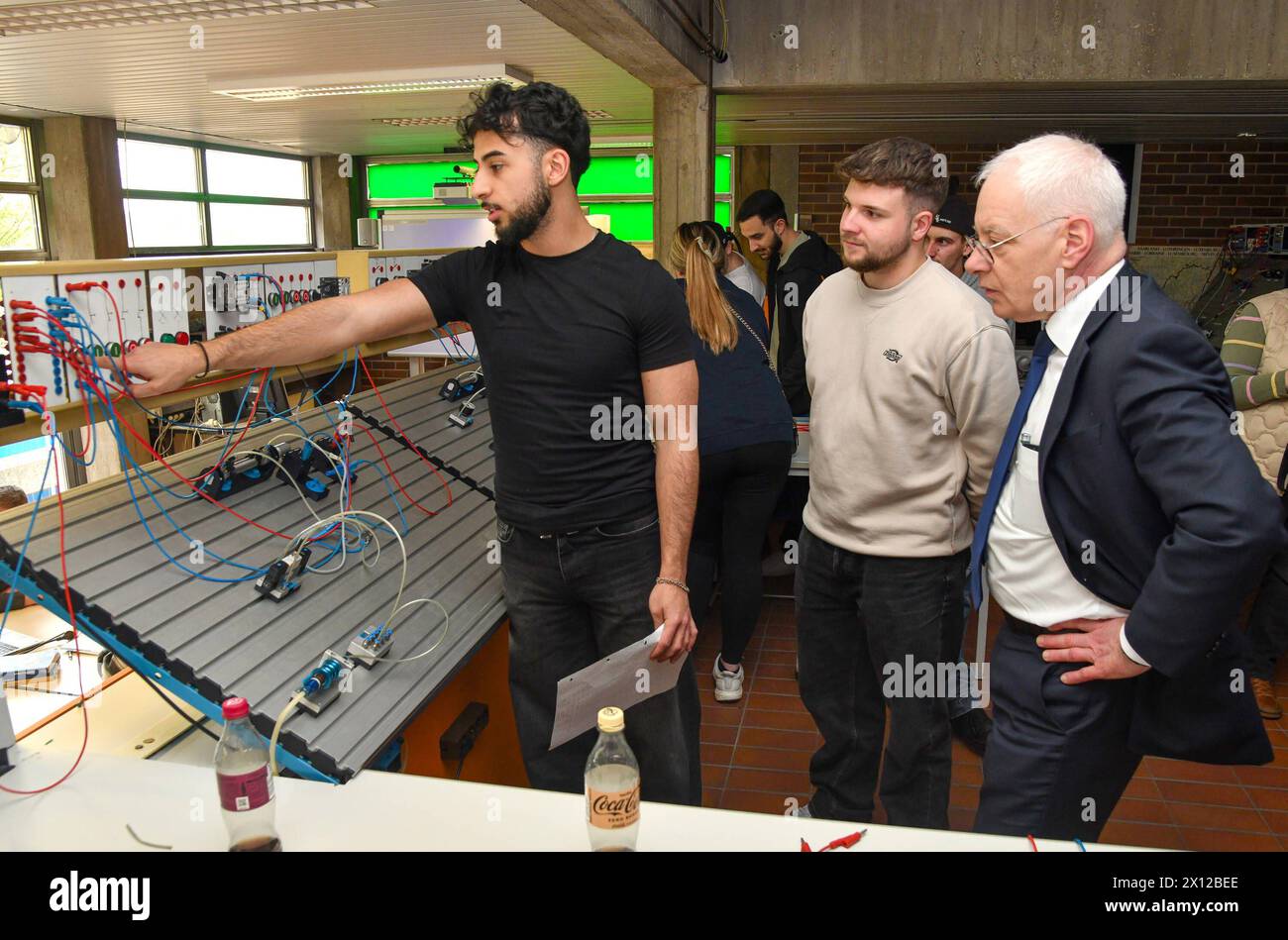 Wirtschaftsminister Jürgen Barke besucht am Freitag 12.04.2024 die Marie-Curie-Schule -Berufsbildungszentrum in Völklingen. Im Bild: v.l. Auszubildende Verfahrenstechnologen Görkem Berk, Gianluca Acquisto und Wirtschaftsminister Jürgen Barke. *** Minister of Economic Affairs Jürgen Barke visits the Marie Curie School Vocational Training Center in Völklingen on Friday 12 04 2024 In the picture from left trainee process technologists Görkem Berk, Gianluca Acquisto and Minister of Economic Affairs Jürgen Barke bub Stock Photo