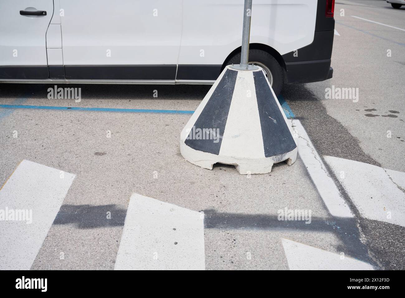 Bodenmarkierungen und ein Transporter Stock Photo