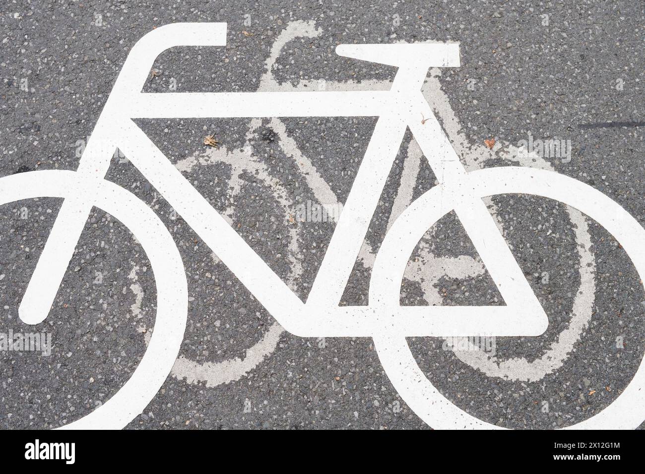 doppelte Radwegmarkierung auf dem Teer Stock Photo