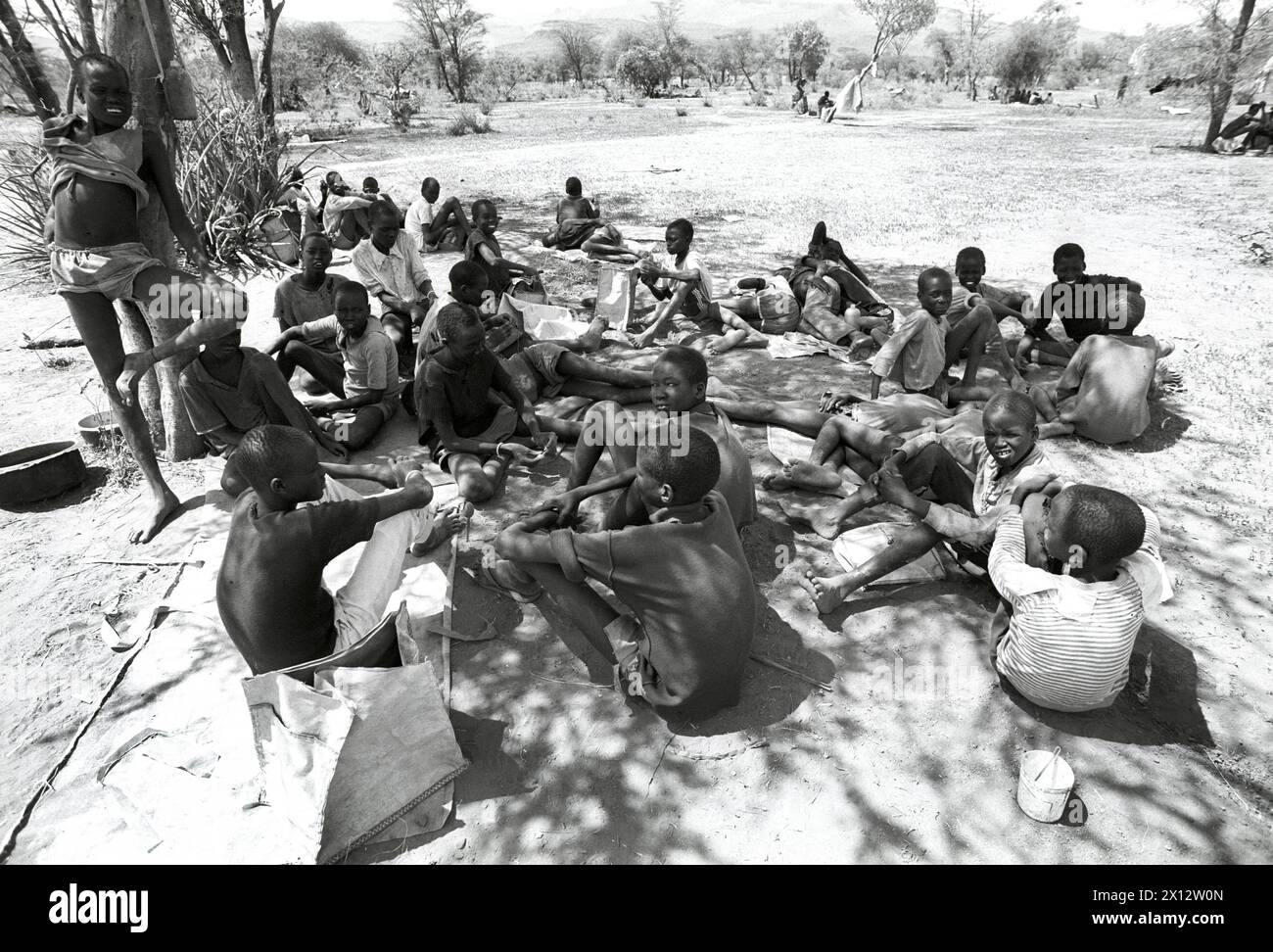 KEN , KENIA : Unbegleitete Jugendliche , die vor dem Buergerkrieg in Suedsudan geflohen sind , in einem Fluechtlingslager in Wajir , Juni 1992 KEN , KENYA : Unaccompanied youths who have fled from the civil war in South Sudan in a refugee camp in Wajir , June 1992 *** KEN , KENIA Unaccompanied youths who have fled from the civil war in South Sudan in a refugee camp in Wajir , June 1992 KEN , KENYA Unaccompanied youths who have fled from the civil war in South Sudan in a refugee camp in Wajir , June 1992 Stock Photo