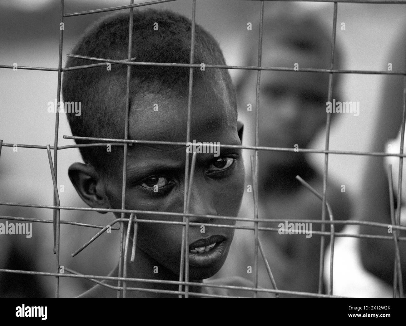 KEN , KENIA : Zwei Jungen , die Opfer der Duerre geworden sind , warten in einem Feeding Centre in Wajir , Juni 1992 KEN , KENYA : Two boys are waiting in a feeding centre in Wajir , June 1992 *** KEN , KENYA Two boys are waiting in a feeding center in Wajir , June 1992 KEN , KENYA Two boys are waiting in a feeding center in Wajir , June 1992 Stock Photo