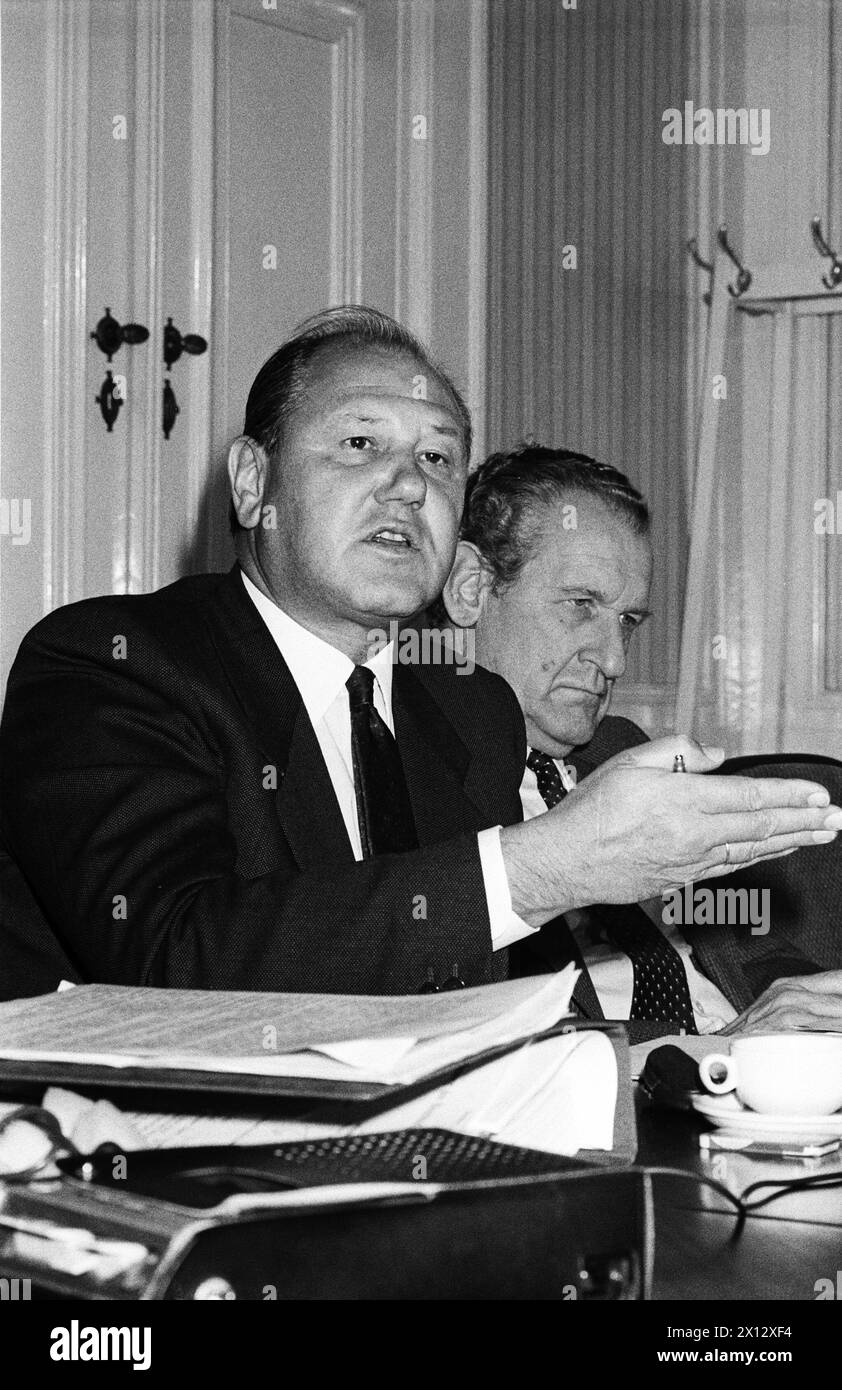 In a press conference Interior Minister Karl Blecha and general director for public safety Robert Danzinger (r.) spoke about on the terrorist attacks at Vienna International Airport. Photo taken on December 30, 1985.  - BS000000248 - 19851230 PD0003 - Rechteinfo: Rights Managed (RM) Stock Photo