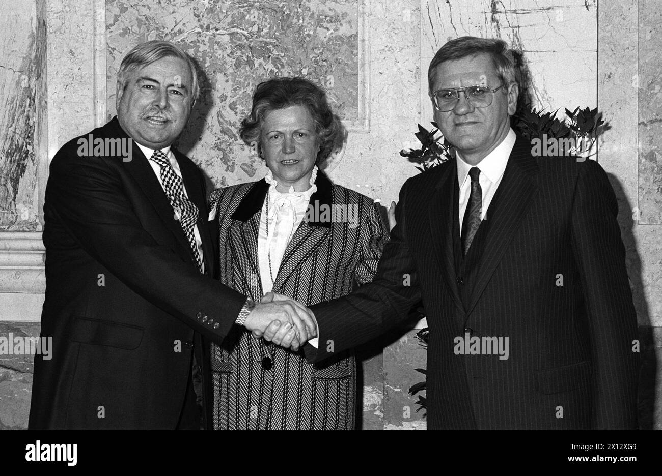 Vienna on January 21st 1987: The new minister for economic affairs, Dr. Robert Graf assumes the office of Outgoing construction minister Dr. Heinrich Uebleis. In the center: Outgoing state secretary in the construction ministry, Beatrix Eypltauer. - 19860121 PD0012 - Rechteinfo: Rights Managed (RM) Stock Photo