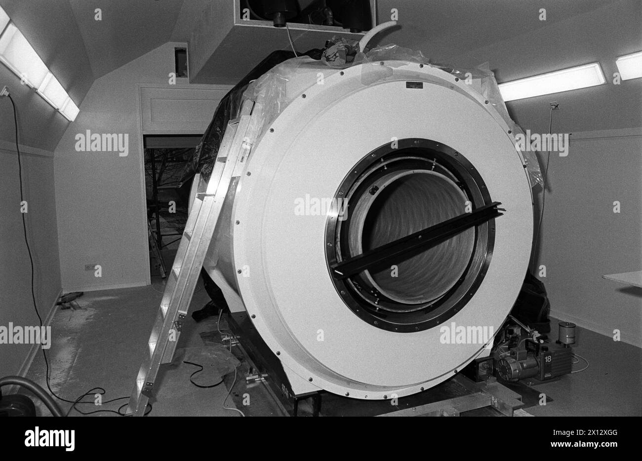 A magnetic resonance tomograph in Vienna's Rudolfiner Hospital, captured on January 31st 1986. - 19860131 PD0022 - Rechteinfo: Rights Managed (RM) Stock Photo