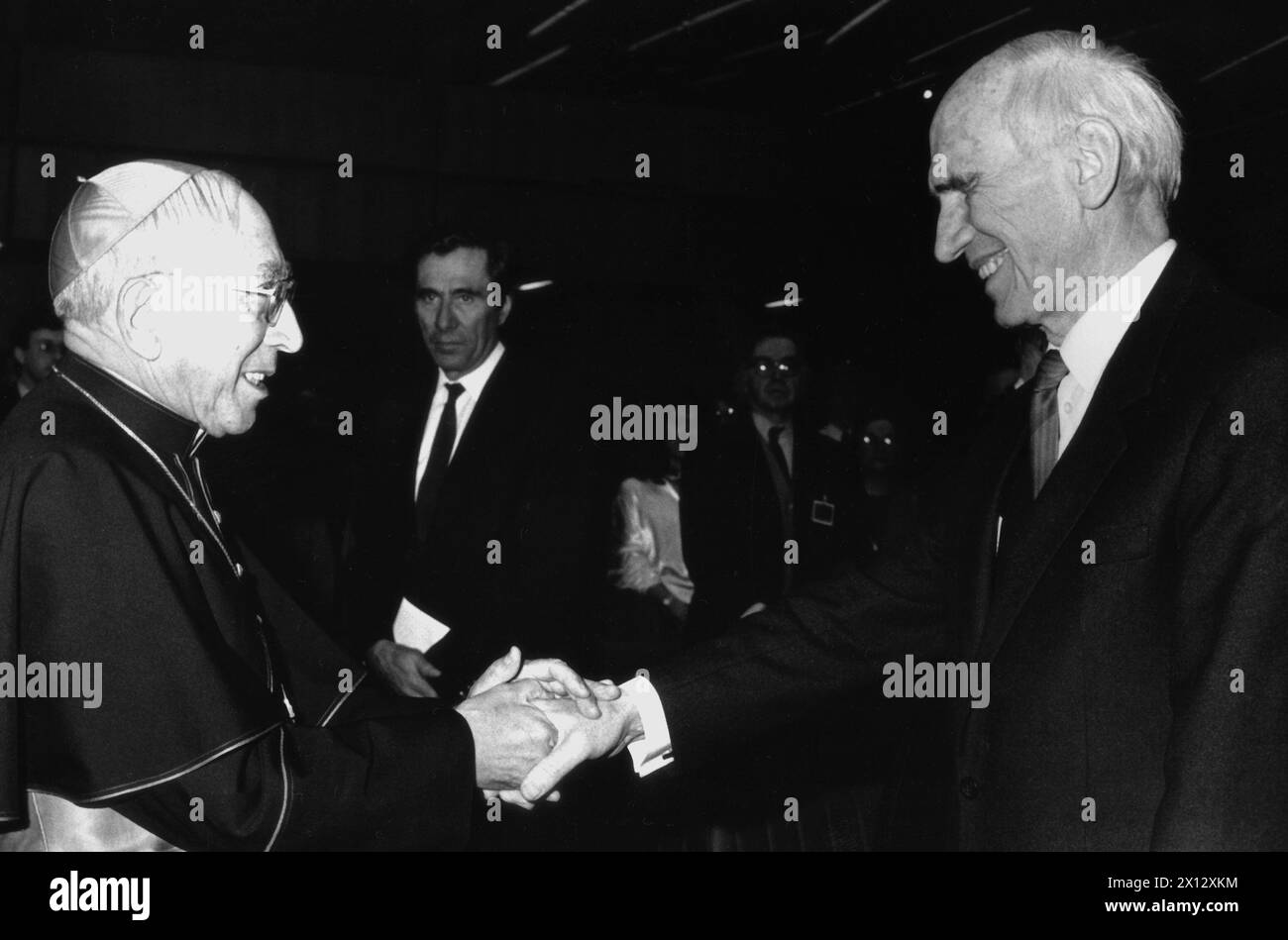 Vienna on 6.3.1986: Secretary of State Cardinal Agostino Casaroli (left) was welcomed very cordially by Austrian President of State Dr. Rudolf Kirchschlaeger on the occasion of the 'World Peace Day' at Vienna's United Nations. Casaroli was main speaker in a festive ceremony. - 19860306 PD0008 - Rechteinfo: Rights Managed (RM) Stock Photo