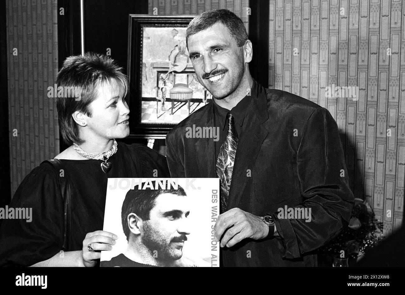 Austrian football star Hans Krankl presents his new LP 'Des wars schon alles' in Vienna on 22 April 1986. On the left: Ingrid, Krankl's wife. - 19860422 PD0011 - Rechteinfo: Rights Managed (RM) Stock Photo