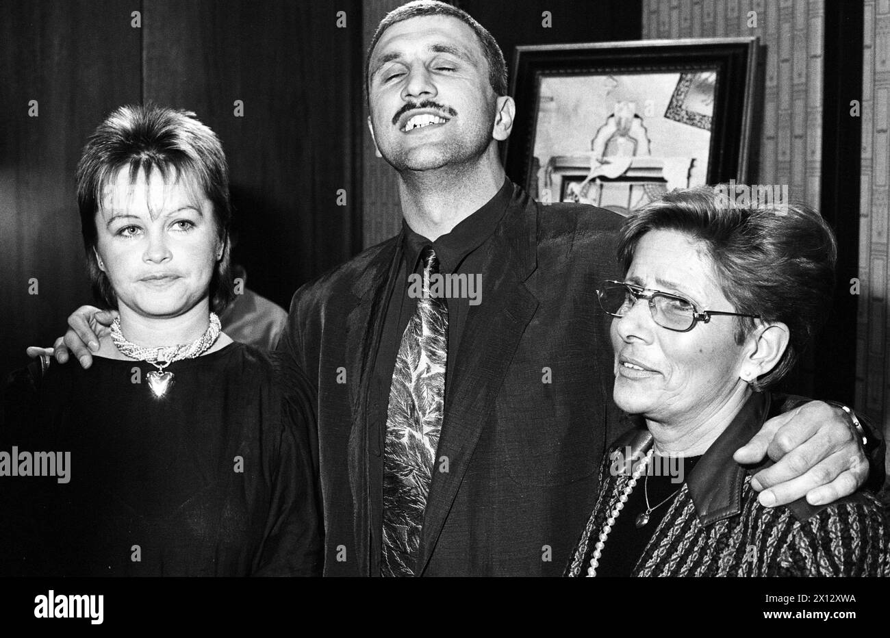 Austrian football star Hans Krankl presents his new LP 'Des wars schon alles' in Vienna on 22 April 1986. On the picture: Hans Krankl (c.) with his wife Ingrid (l.) and mother Hildegard (r.) - 19860422 PD0015 - Rechteinfo: Rights Managed (RM) Stock Photo