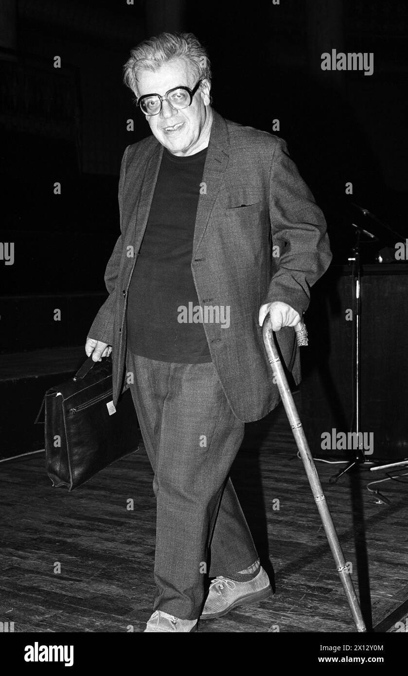 With a celebration in the Viennese concert hall on 29 April 1986 the Austrian poet Erich Fried was honoured.  With his political poems he always provoked people.  He was also famous for his Love poems and a Shakespeare translator. - 19860429_PD0024 - Rechteinfo: Rights Managed (RM) Stock Photo