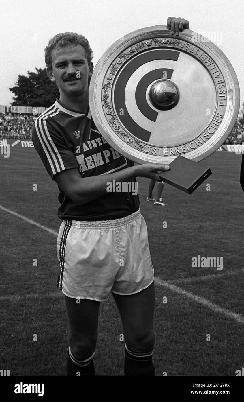 Austrian footballer Herbert Prohaska (Austria Wien) holding the Champions Cup, captured in Vienna on 27 July 1986. - 19860727 PD0002 - Rechteinfo: Rights Managed (RM) Stock Photo