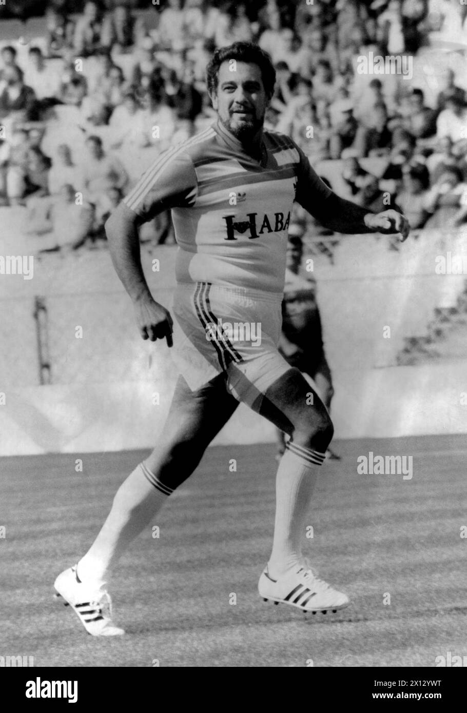 Vienna on 30 August 1986: Star tenor Placido Domingo during the benefit football game 'Opera vs Pop' in Vienna's Hanappi stadium. The opera team won with 1:0. - 19860830 PD0011 - Rechteinfo: Rights Managed (RM) Stock Photo