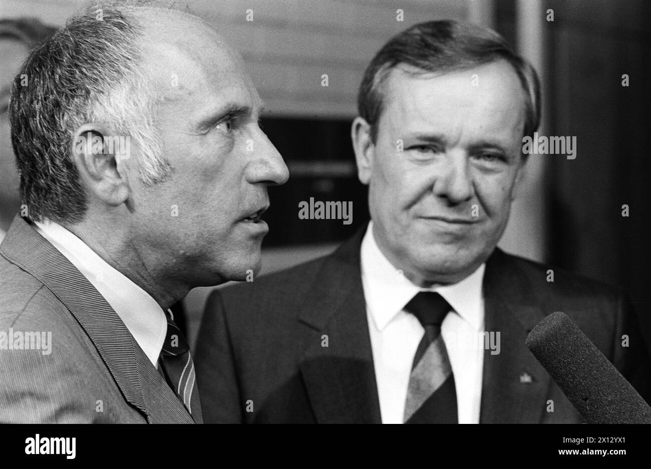 West Germany's Minister of Environment, Walter Wallmann (r.) and his Austrian counterpart Franz Kreuzer, captured in Vienna on September 2nd 1986. - 19860902 PD0008 - Rechteinfo: Rights Managed (RM) Stock Photo