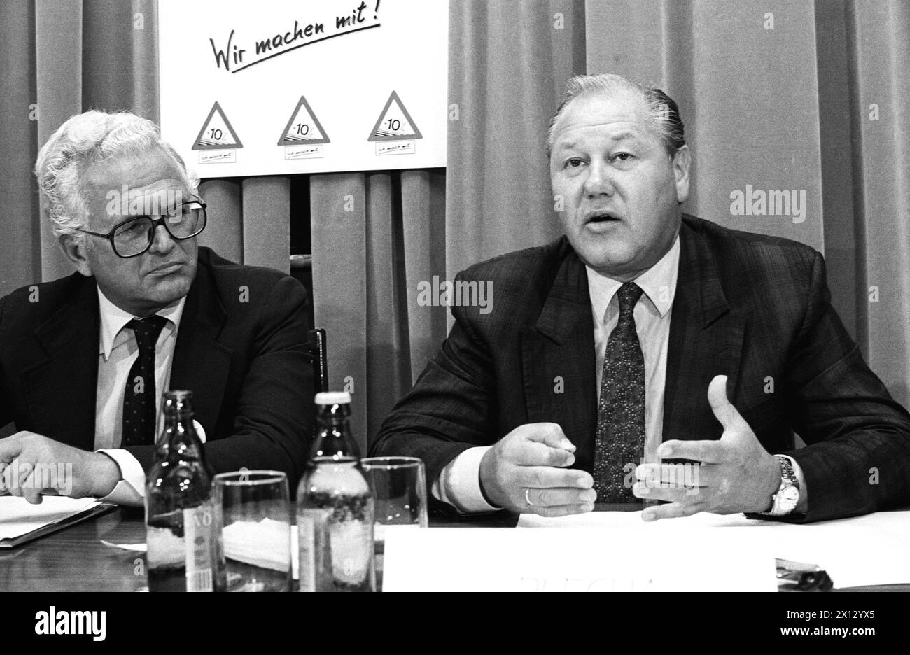The Austrian Department for Road Safety organized a press conference about the positive results of their road safety campaign 'minus 10%' on August 18th 1986. The picture shows Austrian Interior Minister Karl Blecha (r.) and the president of the Department for Road Safety Dr. Ernst Baumgartner (l.). - 19860818 PD0004 - Rechteinfo: Rights Managed (RM) Stock Photo