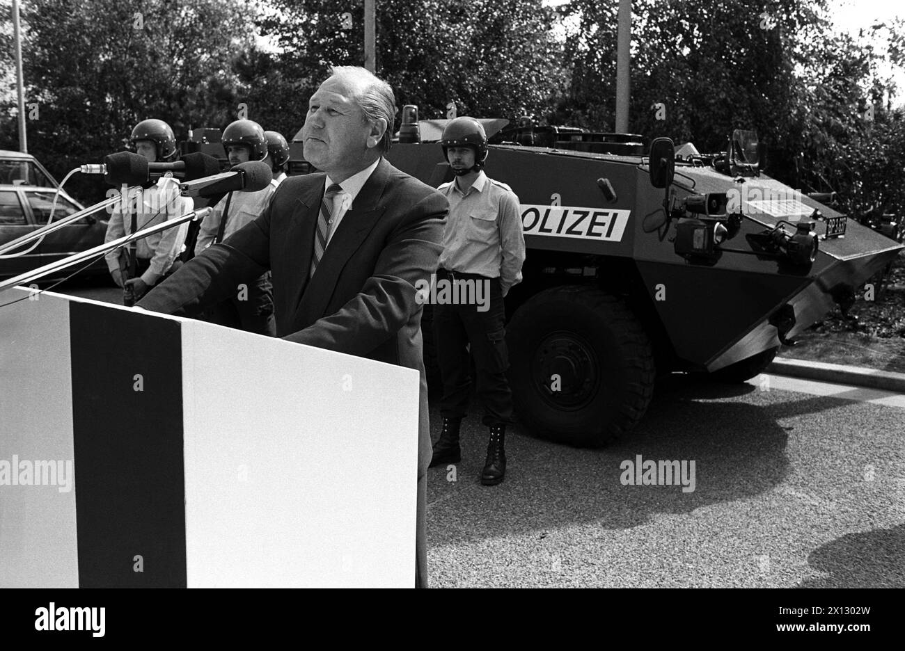 Austria's Minister of Interior Karl Blecha delievers a speech on the occasion of the handing over of an armour to the police department of Schwechat on September 9th 1986. Manufactured by Steyr-Daimler-Puch, the armor will advance the secureness at the airport Wien Schwechat. - 19860909 PD0007 - Rechteinfo: Rights Managed (RM) Stock Photo