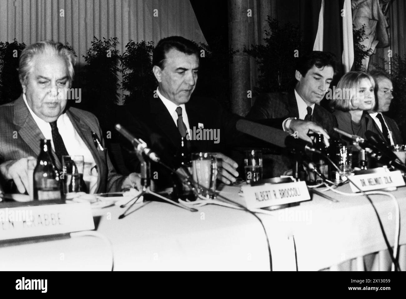 Vienna, 05.10.1986: The new James Bond-adventure 'The Living Daylights' will be made in Vienna, Austria, from 6th to 17th of October. The 'Bond crew' was presented in the townhall of Vienna. Picture: (l.t.r.):  Producer Albert R. Broccoli, Mayour of Vienna, Helmut Zilk, '007' Timothy Dalton and 'Kara' Maryam d'Abo. - 19861005 PD0004 - Rechteinfo: Rights Managed (RM) Stock Photo