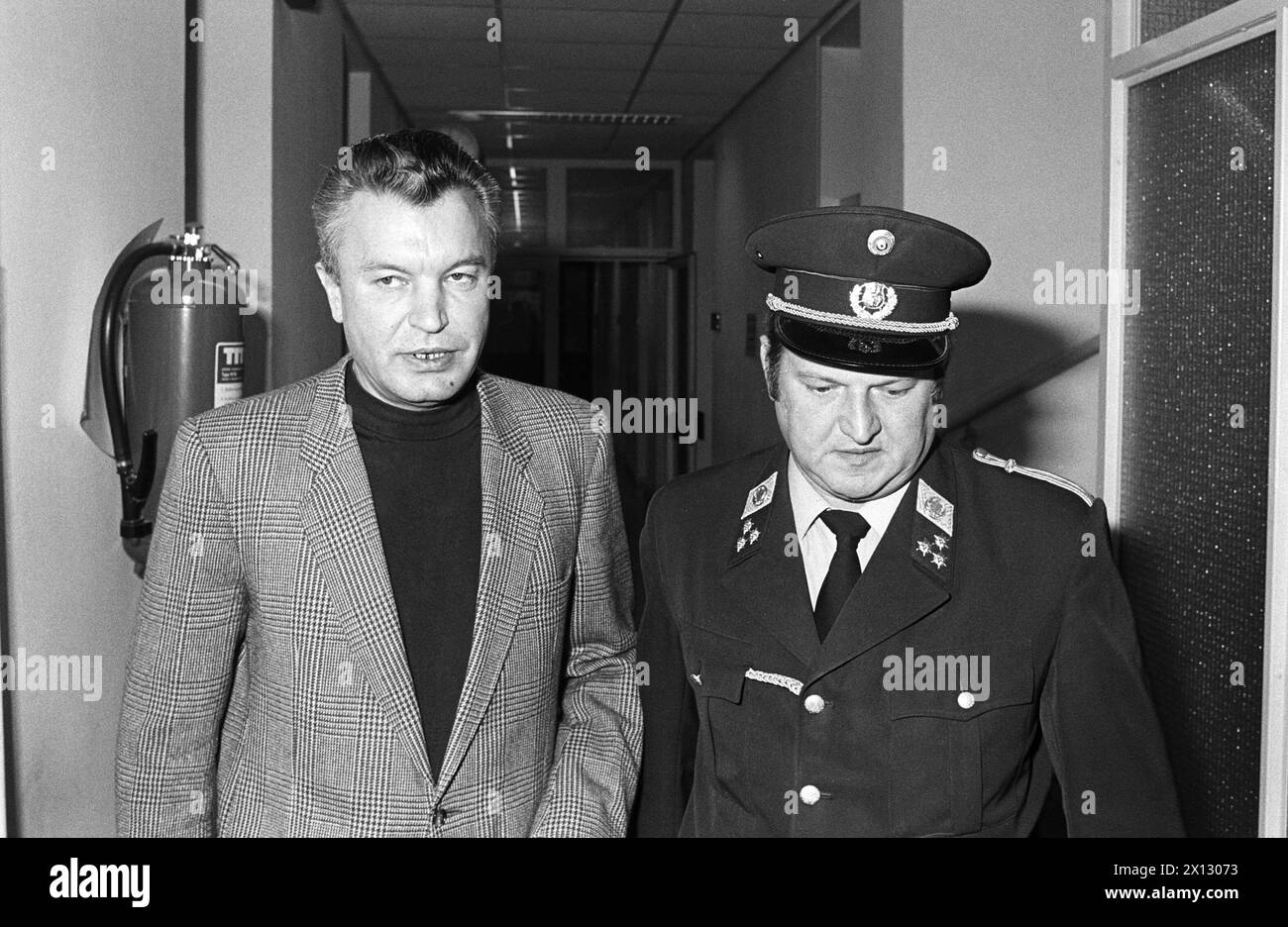 Kurt Ruso, former director general of the Bundeslaenderversicherung (insurance company), is being accompanied by a police man to the court room, where a lawsuit in the case BEWAG-Eugen Horvath vs. BASTA-Wolfgang Fellner takes place in Vienna on October 2nd 1986. Detained Ruso appeares as a witness. - 19861002 PD0009 - Rechteinfo: Rights Managed (RM) Stock Photo