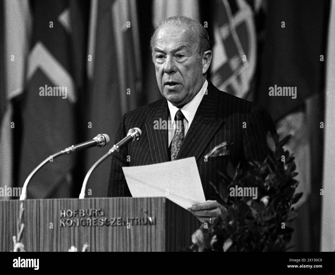 US-Secretary of State George Shultz held his speach in front of the ...