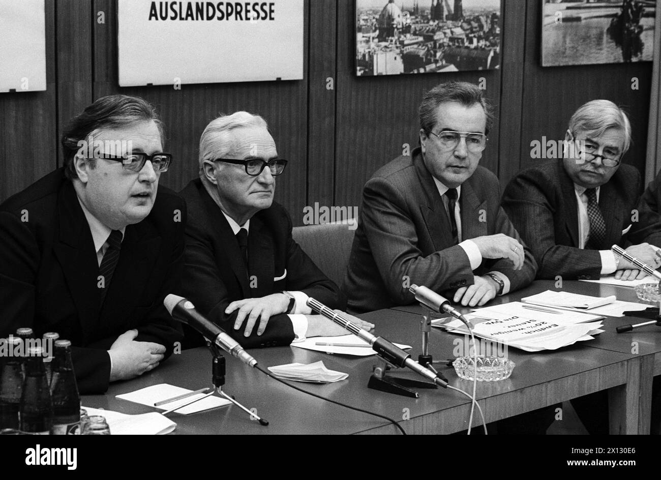 On occassion of the upcoming elections politicians of the Austrian People's Party (OEVP) have given their opinion on the Austrian economic policy on November 17th 1986. (l-r): Industrial spokesman of the party Josef Taus, section head Kurt Skalnik, head of the OEVP Alois Mock and the party's economic spokesman Robert Graf. - 19861117 PD0010 - Rechteinfo: Rights Managed (RM) Stock Photo