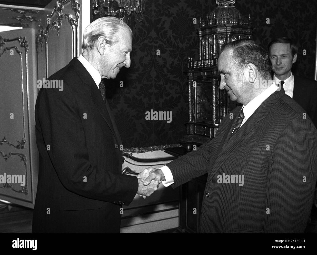 Federal President Dr. Kurt Waldheim welcoming the chairman of the Austrian Socialist Party  Dr. Fred Sinowatz, who will be representing his Party at the National Council in Vienna on 25.11.1986. - 19861125 PD0014 - Rechteinfo: Rights Managed (RM) Stock Photo