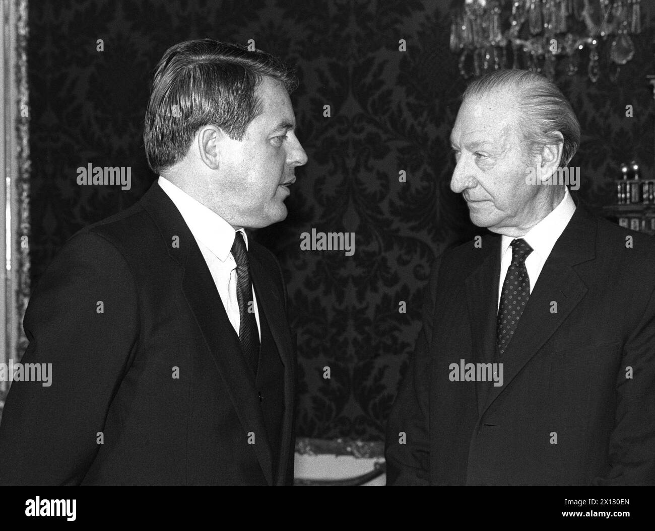 The photo of November 25th 1986 shows Austrian federal president Kurt Waldheim (r.) and chancellor Franz Vranitzky (l.). Waldheim took cognizance of the demission of the government lead by Franz Vranitzky  and consigned the cabinet Vranitzky to continue the official functions until a new government will be formed. - 19861125 PD0018 - Rechteinfo: Rights Managed (RM) Stock Photo