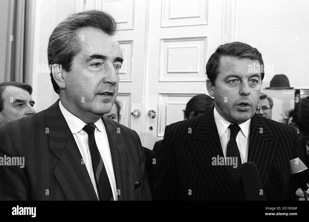 Furthermore no agreement between Socialists and Conservatives at 2nd round of coalition talks in Vienna on Dec. 10th 1986. Leader of the 'Oesterreichische Volkspartei' (Conservatives, Austrian People's Party), Dr. Alois Mock (l.) and Chancellor Dr. Franz Vranitzky of the Austrian Social Democrats (r.). - 19861210 PD0007 - Rechteinfo: Rights Managed (RM) Stock Photo