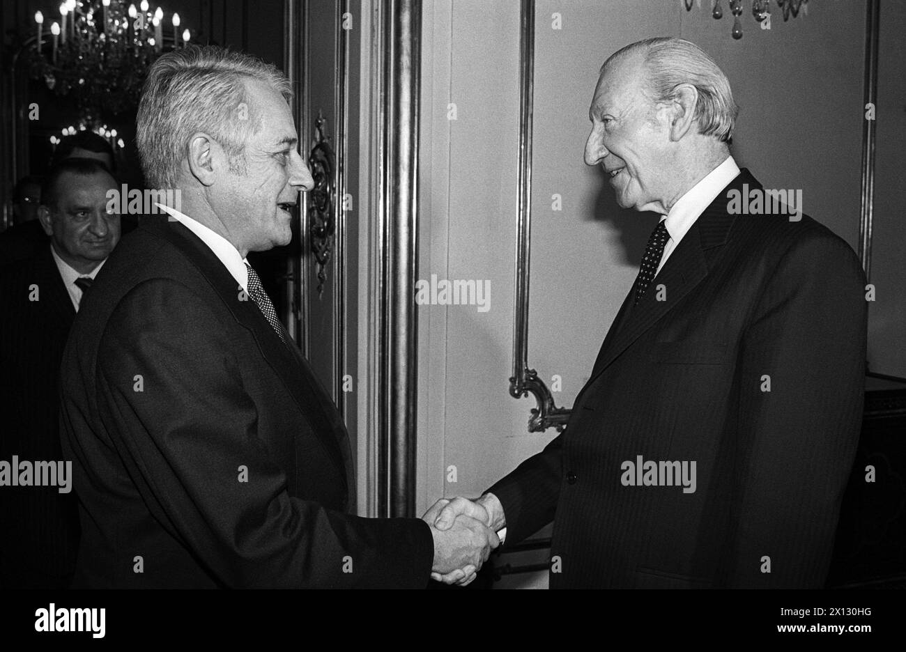 Newly elected President of the Austrian National Council, former Foreign Minister Leopold Gratz (l.), was received by Austrian Federal President Dr. Kurt Waldheim on Dec. 17th 1986. Behind Gratz is the chairman of the Austrian Socialist Party and former chancellor Dr. Fred Sinowatz. - 19861217 PD0020 - Rechteinfo: Rights Managed (RM) Stock Photo