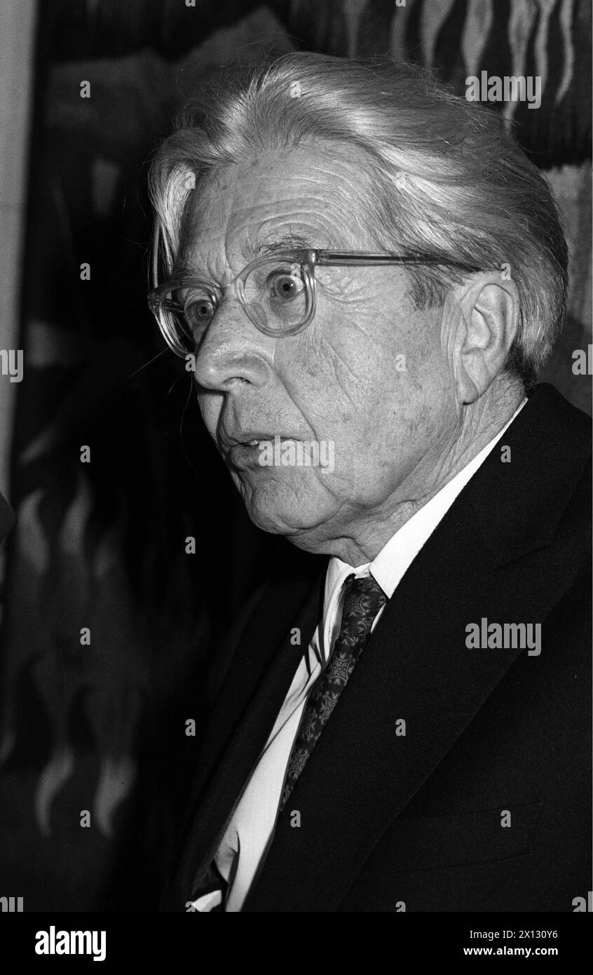 Helmut Zilk, Vienna's mayor, awarded German writer Hermann Lenz (on the pic) with the Prize of the City of Vienna on March 24th 1987. - 19870324 PD0010 - Rechteinfo: Rights Managed (RM) Stock Photo