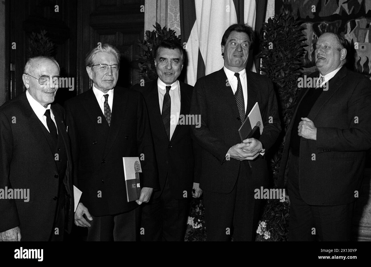 Helmut Zilk, Vienna's mayor, awarded (l-r) actor Prof. Guido Wieland, German writer Hermann Lenz, Eberhard Waechter, director of Vienna's  Volksoper - People's Opera, and musicologist Prof. Dr. H.C. Robbins Landon with the Prize of the City of Vienna on March 24th 1987. - 19870324 PD0009 - Rechteinfo: Rights Managed (RM) Stock Photo