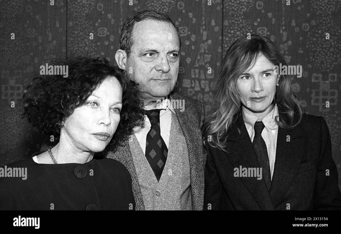 Damiano Damiani (center) during a press reception on the occasion of his new film Lenin: The Train on May 4th 1987 in Vienna with Leslie Caron (left), who represents Lenin's wife Nadja and Dominique Sanda (right), playin Inessa. - 19870504 PD0009 - Rechteinfo: Rights Managed (RM) Stock Photo