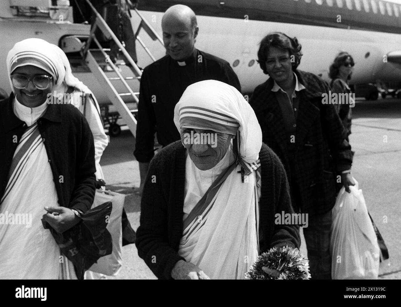 The photo was taken on June 5th 1987 and shows Nobel Peace Price laureate Mother Teresa arriving at Vienna International Airport. / mutter theresa - 19870604 PD0008 - Rechteinfo: Rights Managed (RM) Stock Photo