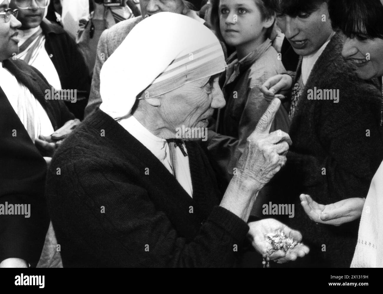 The photo was taken on June 5th 1987 and shows Nobel Peace Price laureate Mother Teresa talking to young people from Vienna during a church service. / mutter theresa - 19870605 PD0011 - Rechteinfo: Rights Managed (RM) Stock Photo